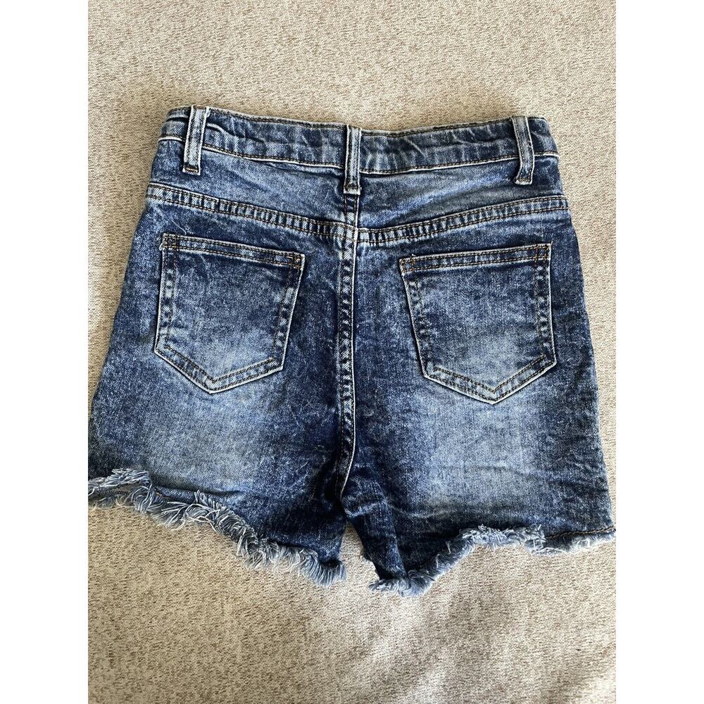 Girls Daisy Floral Embroidered Jean Shorts Size 6/7 Acid Wash - Picture 2 of 9